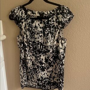 Ann Taylor Black and White Printed Cap-Sleeve Top
